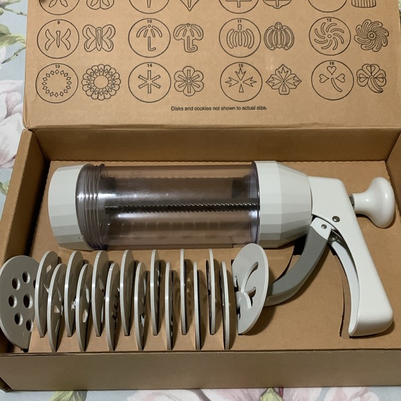 Pampered chef cookie press. Never been used. Includes 16 discs. - Picture 2 of 3